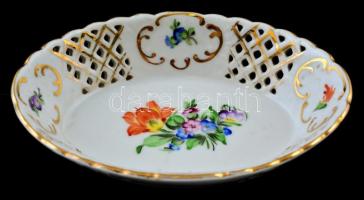 Herendi virág mintás áttört szélű kis tálka, kézzel festett, jelzett (tanuló), apró kopásnyomokkal, ...