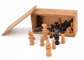 Faragott fa sakk figurák fa dobozban