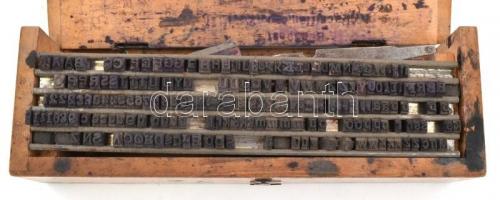 Fém betűsablonok fa dobozban