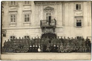 Filiale Ebreichsdorf des K.u.K. Reserve Spital No. 11. Invalidenschule: Landwirtschaftliche Abtheilung / WWI Austro-Hungarian military hospital, group photo with soldiers, doctors and nurses