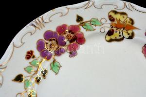 Zsolnay virág mintás süteményes készlet. Kézzel festett, jelzett, hibátlan. d: 16,5 cm Tál: 25x15 cm