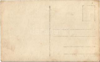 Az Osztrák-Magyar Haditengerészet egyik Helgoland-osztályú gyorscirkálója, felette vízi repülőgép (h...