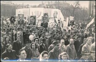 1955 10 éves felszabadulási ünnepség a háttérben Rákosi és Sztálin molinókkal, fotó, 9x14 cm