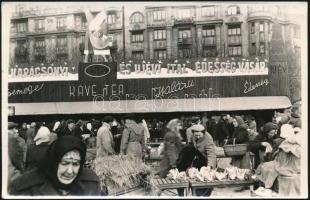 cca 1950-1960 Bp., Karácsonyi és újévi ital édesség vásár, KÖZÉRT pavilonnal, fotó, 9x14 cm