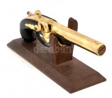 Pisztoly alakú benzines öngyújtó, tartóval, h: 19 cm