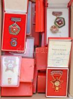 Vegyes ~33db-os szocialista kitüntetés tétel, nagyrészt "Kiváló Dolgozó" és "Szocialista Brigád", mind eredeti tokban, többsége miniatűrrel T:1-2