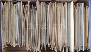 Legalább 800 db modern képeslap, nagyrészt használatlan, főleg külföldi városképek, kevés magyar és ...