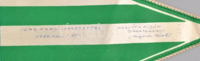 1980 FTC zászló a hátoldalán ajándékozási sorokkal Logodi Lászlótól Horváth Ödön (1927-1997), 29x19 ...