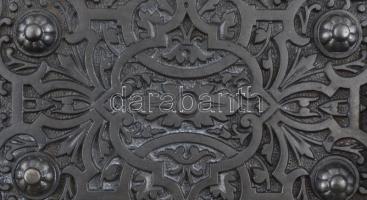 XIX. sz.: Öntöttvas kályhaajtók. 2db. Egyik florális, másik florális és puttó motívum díszítéssel. 1...