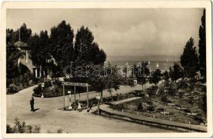 1943 Balatonszárszó, üdülőhely, park a fürdő főbejáratával