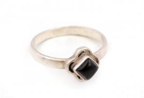 Ezüst(Ag) gyűrű, fekete kővel, jelzett, méret: 50, bruttó:1,9 g
