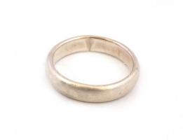 Ezüst(Ag) karikagyűrű, jelzett, méret: 55, nettó: 3,9 g