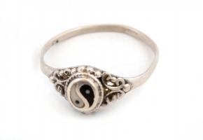 Ezüst(Ag) gyűrű, Yin Yang jellel, jelzett, deformációval, méret: 58, bruttó: 1,4 g