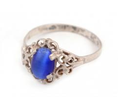 Ezüst(Ag) gyűrű, szintetikus kék kővel, jelzett, méret: 52, bruttó: 1,5 g