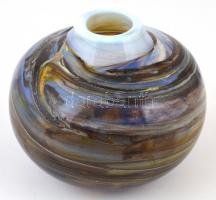 L Szabó Erzsébet (1935-): Üveg váza, többrétegű, anyagában színezett, alján jelzett, hibátlan, m: 13 cm