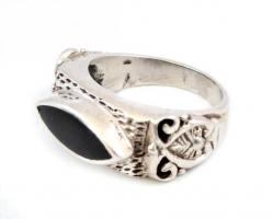 Ezüst(Ag) fekete köves gyűrű, jelzett, méret: 49, bruttó: 5,9 g