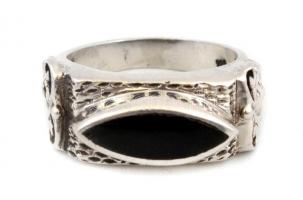 Ezüst(Ag) fekete köves gyűrű, jelzett, méret: 49, bruttó: 5,9 g