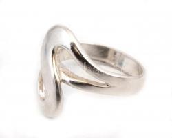 Ezüst(Ag) S mintás gyűrű, jelzett, méret: 55, nettó: 4 g