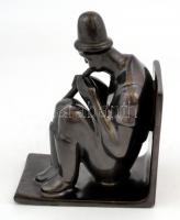 Gorka Géza (1895-1971): Art deco ülő furulyázó férfi figura könyvtámasz. Repesztett mázas kerámia, j...
