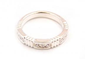 Ezüst(Ag) kilencköves gyűrű, jelzett, méret: 51, bruttó: 2,5 g