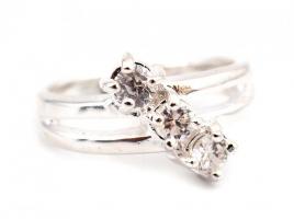 Ezüst(Ag) háromköves gyűrű, jelzett, méret: 53, bruttó: 4,6 g