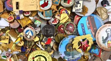 Vegyes magyar és külföldi jelvény, kitűző, főleg a szocialista időszakból, sok zománcozottal ~1180g-...