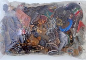 Vegyes magyar és külföldi jelvény, kitűző, főleg a szocialista időszakból, sok zománcozottal ~1180g-...