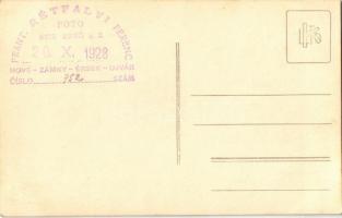 Érsekújvár, Nové Zamky; hölgyek / ladies. Rétfalvi Ferenc photo