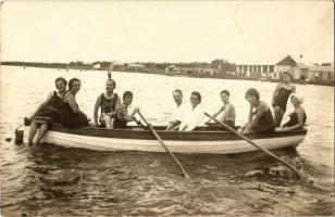 1926 Gárdony, Velencei-tó, fürdőzők evezős csónakban, strand. photo