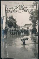 1940 Erdély visszatér bevonulási fotó, felületén törésnyomok, 12×8 cm