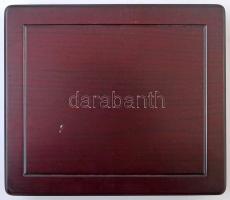 Fa érmetartó kazetta két kivehető tálcával, összesen 24db férőhellyel, használt, jó állapotban (kiss...