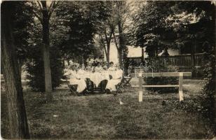 1913 Balatongyörök-fürdő, fürdővendéglő kertje (EK)