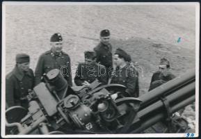 1944 Ágyú tüzelőállásban, katonákkal, hátoldalon feliratozott fotó, 8×11 cm