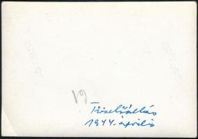 1944 Ágyú tüzelőállásban, katonákkal, hátoldalon feliratozott fotó, 8×11 cm