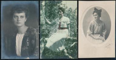 cca 1915-1930 Hölgyportrék, 3 db fotólap, egyik színezett, 13,5×9 cm