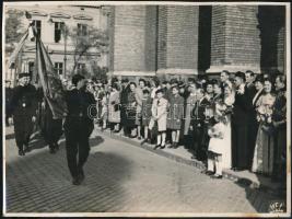 cca 1930 Kéményseprők felvonulása és csoportképe egy kollégájuk esküvője alkalmából Budapesten, 2 db fotó, 18×23 cm