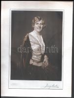 cca 1920-1930 Hölgy színezett portréja, kartonra ragasztott fotó Jeney Anka műterméből, jelzett, 23×17 cm