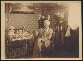 cca 1910 Férfi a dolgozószobában, fotólap, 9x12 cm
