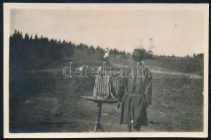 cca 1920-1940 Katona postagalambokkal, fotó, 5x8 cm