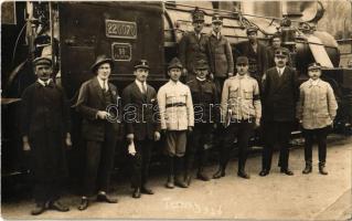 1926 Tusnádfürdő, Baile Tusnad; vasútállomás, katonák és vasutasok gőzmozdonnyal (MÁV 220. sor. gyorsvonatú mozdonya). Adler / railway station, soldiers and railwaymen in front of a locomotive. photo (EB)