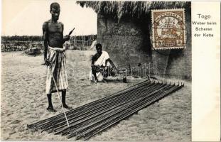 Weber beim Scheren der Kette / chain cutter, folklore from French West Africa