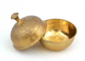 Réz fedeles dobozka florális díszítéssel, m: 10 cm, d: 9 cm