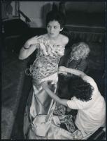 1960 Rothschild Klára (1903-1976) legendás ruhatervező és szalontulajdonos ruhát igazít divatbemutató előtt, Kácsor László fotója, 12×9 cm