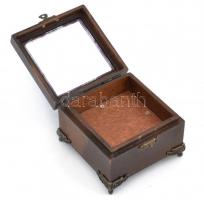 Fa zenélő doboz, fém florális díszítéssel a tetején, nem működik, nyitható fedél másik oldalán tükör...