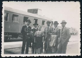 1936 A körmendi vasútállomáson a vonat előtt, fotó, hátoldalon feliratozva, 6×8,5 cm