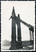 1955 Budapest, a régi felrobbantott Erzsébet híd pesti hídfője, alatta villamossal, fotó, 9×6 cm