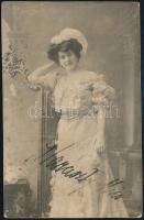Haraszti Mici (1882-1964) színésznő aláírása az őt ábrázoló fotón
