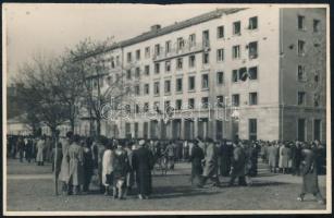 1956 Budapest, tömeg a Köztársaság téren, fotó, 5,5×8,5 cm