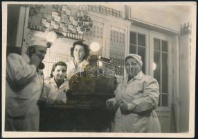 cca 1940-1950 Bolti dolgozók, fotó, 6×9 cm