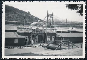 cca 1930-1940 Budapest, a régi Erzsébet híd és a Székesfőváros Dunafürdője, fotó, 6×8,5 cm